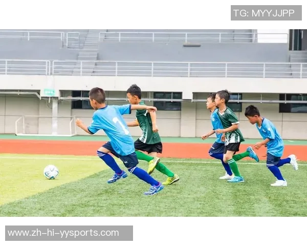 足球转弯技巧解析如何在比赛中灵活运用转身动作提升球技与战术意识